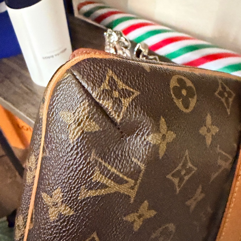 Louis Vuitton musette tango short. Monogram - Picture 14 of 16